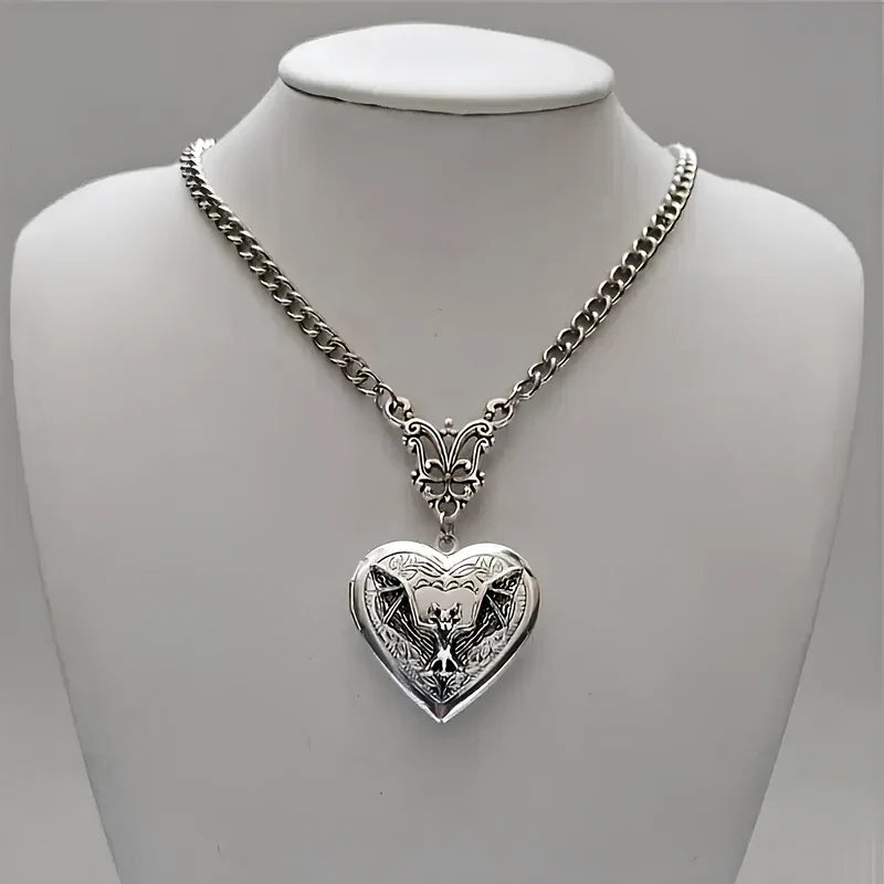 Collier Médaillon Chauve-Souris