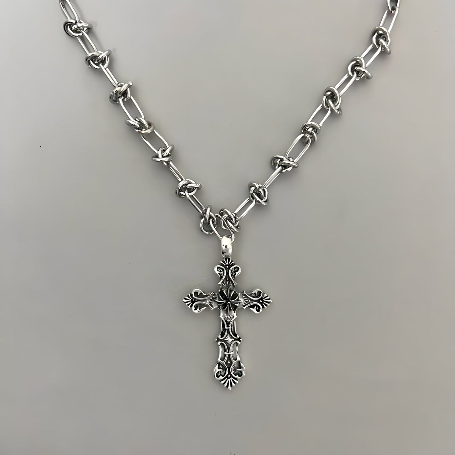 Collier Croix Barbelée