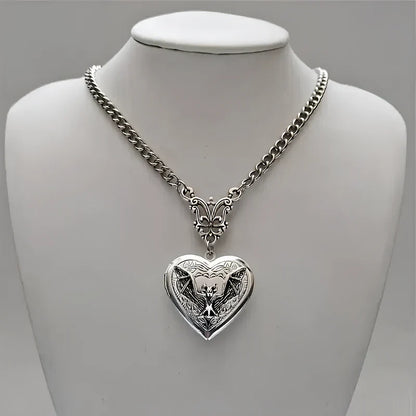 Collier Médaillon Chauve-Souris